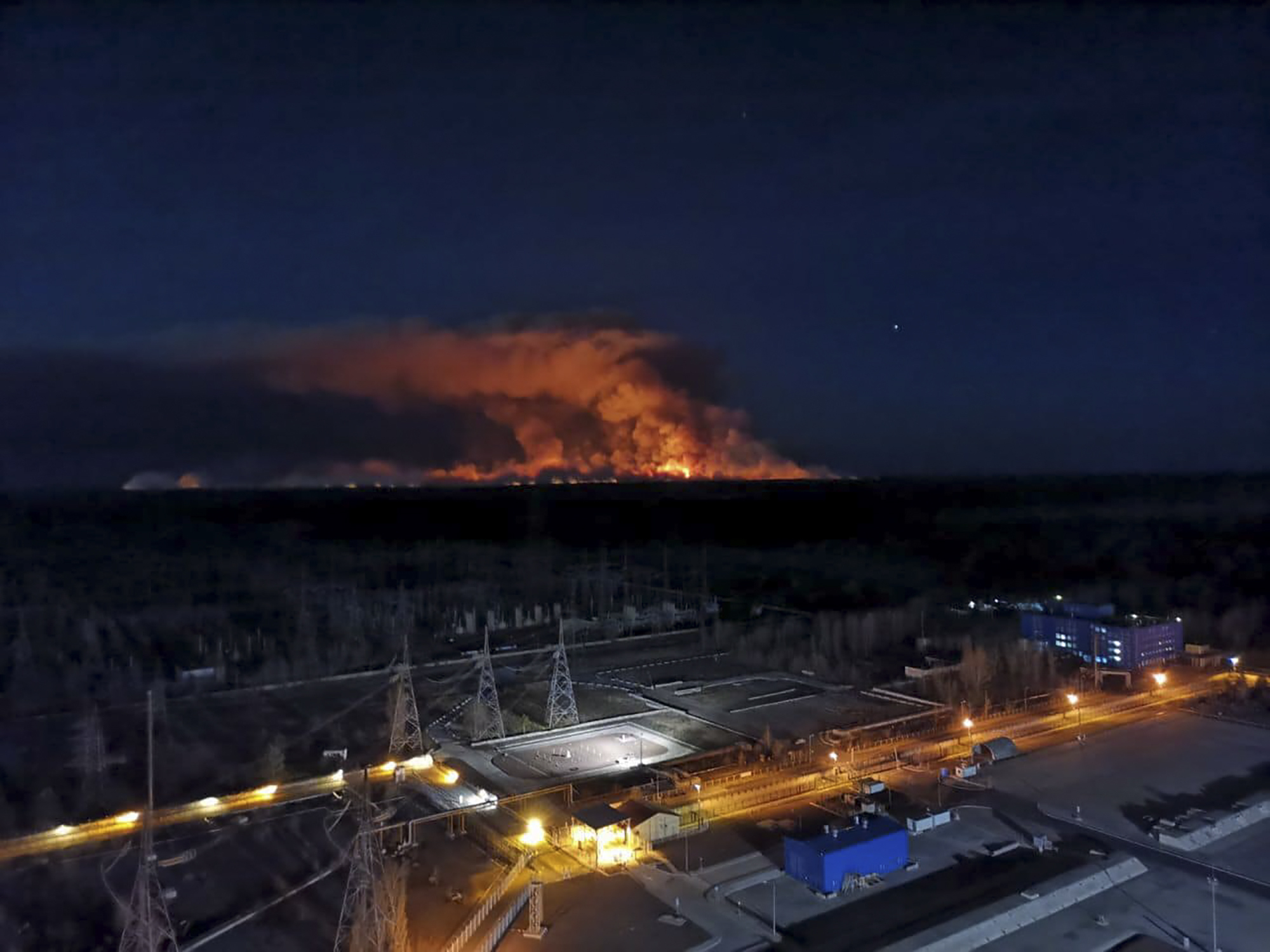 Свечение в чернобыле после взрыва. Пожар в Припяти 2020. Пожар на АЭС Чернобыль. Пожар на Чернобыльской АЭС 1986. Лесные пожары в Чернобыльской зоне (2020).