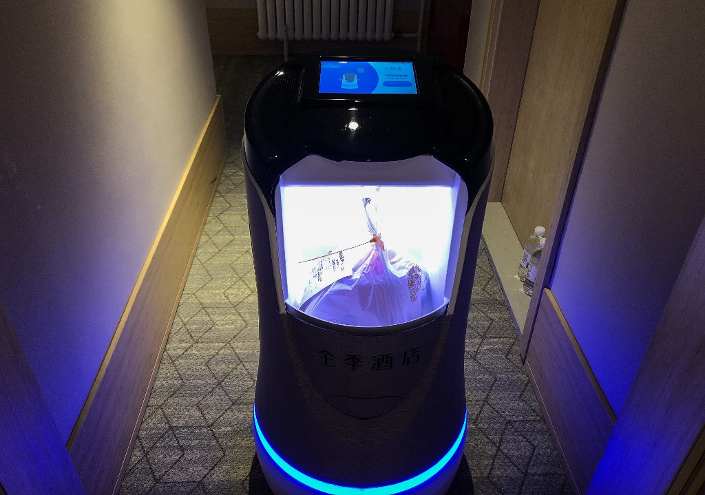 This photo taken on April 28, 2020 shows a robot capable of taking elevators and navigating hallways on its own delivering food to a guest at a quarantine hotel housing people from Hubei province in Beijing. - As China gradually reopens domestic travel after months of restrictions due to the coronavirus, tens of thousands of people in the country have gone through strict quarantines aimed at curbing the spread of the virus. (Photo by Jing Xuan TENG / AFP) / China OUT / TO GO WITH HEALTH-CHINA-QUARANTINE BY TENG JINGXUAN