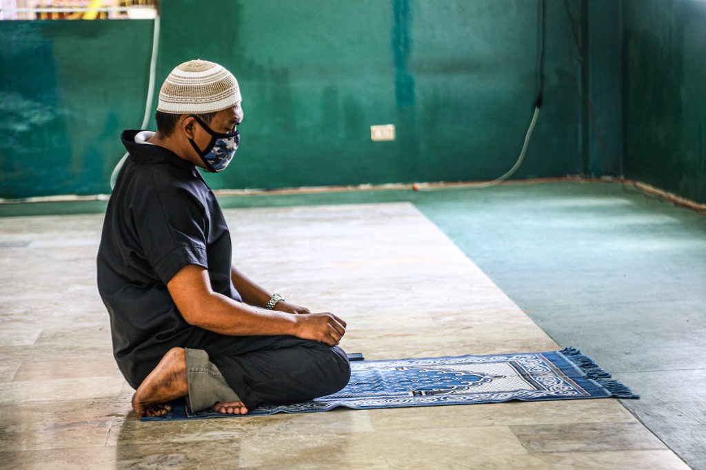 A Imam prays at an empty mosque in Coatabato City, in southern island of Mindanao on May 22, 2020, ahead of Eid-al-Fitr, with mass gathering still not allowed in mosques or churches, as part of the government's effort to contain the spread of COVID-19 coronavirus outbreak. (Photo by Ferdinandh CABRERA / AFP)
