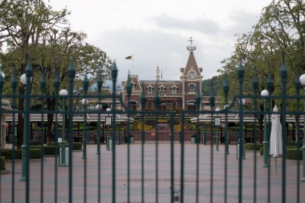 A square usually filled with visitors sits empty at Hong Kong Disneyland in Hong Kong on January 26, 2020, after the park announced it was shutting its doors until further notice over a deadly virus outbreak in central China. (Photo by Ayaka MCGILL / AFP)
