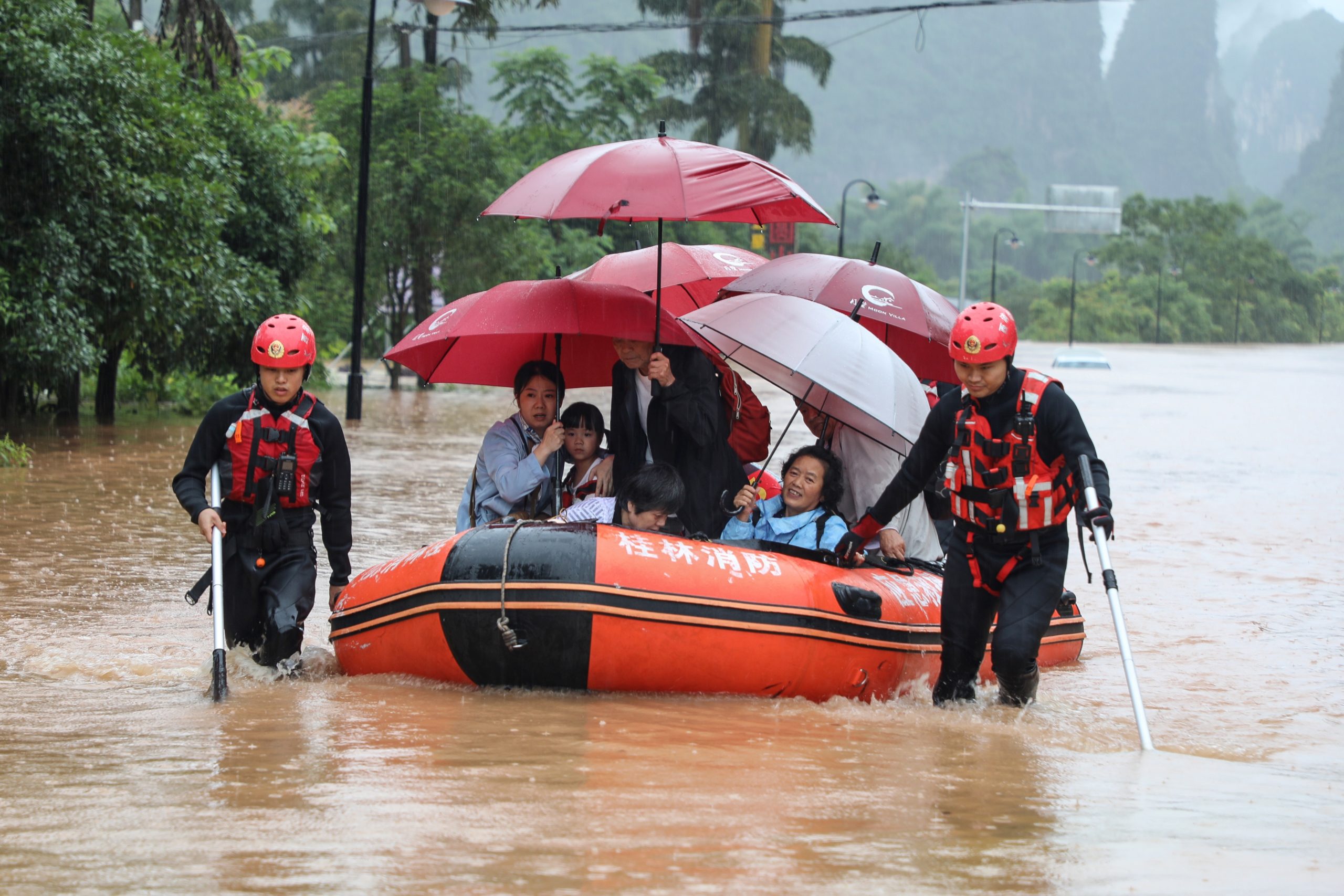 Какое наводнение в китае. Наводнение в Китае 2020. Наводнение Янцзы. Наводнение в Китае 2020 год. Сильный ливень в Китае.