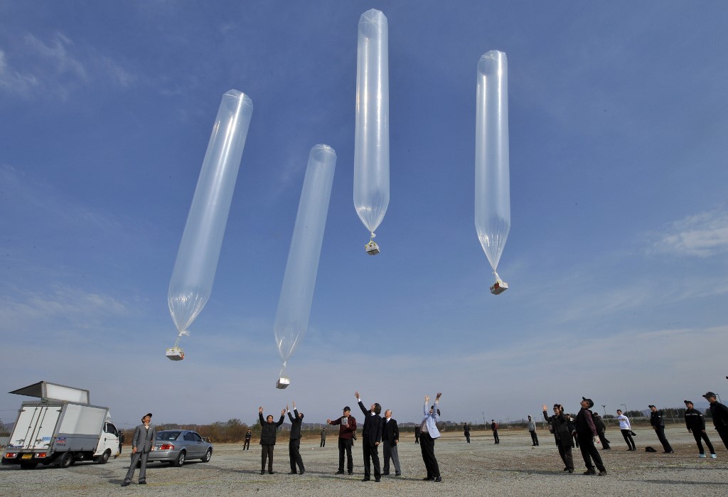 South Korean activists release balloons carrying anti-North Korea leaflets at a park in the border town of Paju, north of Seoul, on October 29, 2012. South Korean activists floated anti-Pyongyang leaflets across the border with North Korea on October 29 a week after the North threatened military action over a similar propaganda exercise. AFP PHOTO / JUNG YEON-JE (Photo by JUNG YEON-JE / AFP)