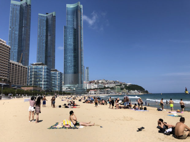 Beachgoers spend time on Haeundae Beach in Busan on Saturday. (Ock Hyun-ju/The Korea Herald))