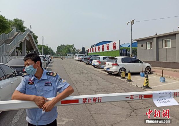 The long-distance bus terminal near Xinfadi agricultural products wholesale market in Beijing's Fengtai district has suspended service from Saturday. (Photo/Chinanews.com)