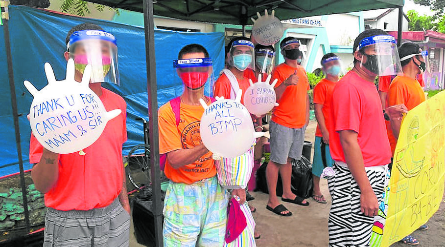 VIRUS-FREE Inmates who recovered from the new coronavirus disease (COVID-19) express their gratitude to front-liners and the agencies that took care of them as they leave Site Harry, the quarantine facility for COVID-19 patients at the New Bilibid Prison, on Wednesday