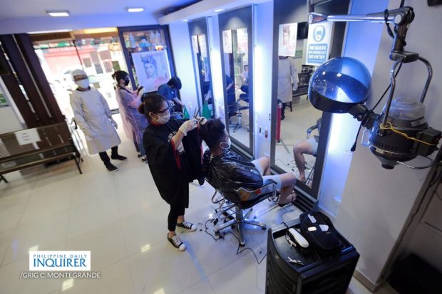 Gov't: Barbershops can do 30% capacity, indoor dine-in at 10% in MECQ areas