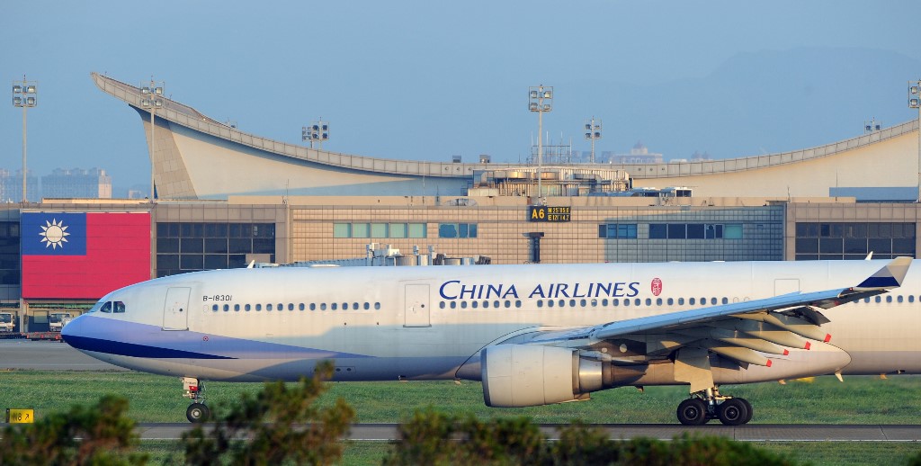 A China Airlines' plane taxis to the runway at Taoyuan International Airport on September 28, 2010.  US authorities said that Taiwan's China Airlines agreed to plead guilty to participating in an international price-fixing conspiracy and to pay a 40-million-dollar criminal fine.   AFP PHOTO / Sam YEH (Photo by SAM YEH / AFP)