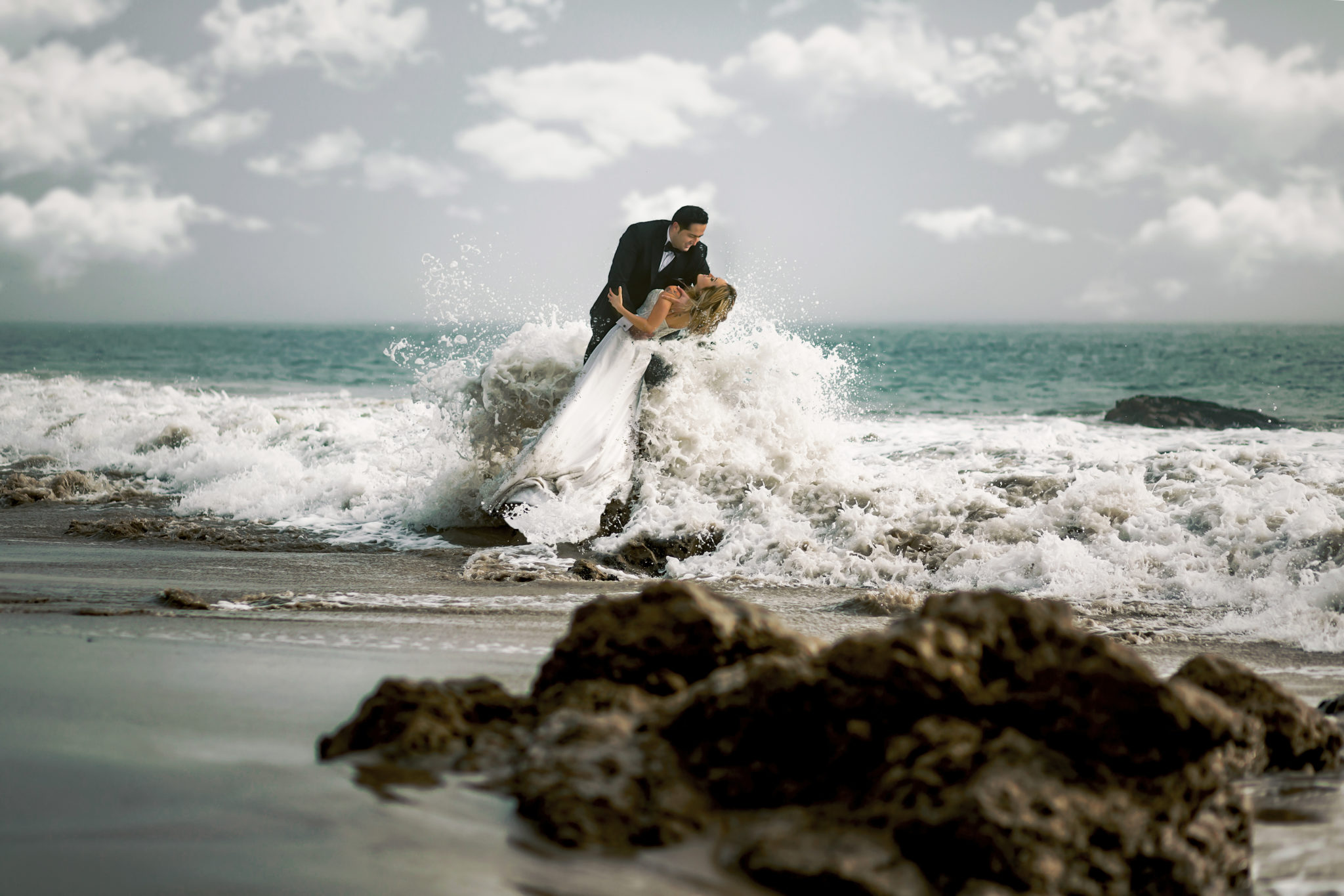 couple-swept-away-by-huge-wave-during-wedding-pictorial-by-the-beach