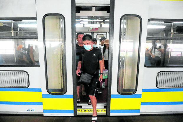 FILE PHOTO: LRT-1 operations limited after electrical problems. INQUIRER/ MARIANNE BERMUDEZ