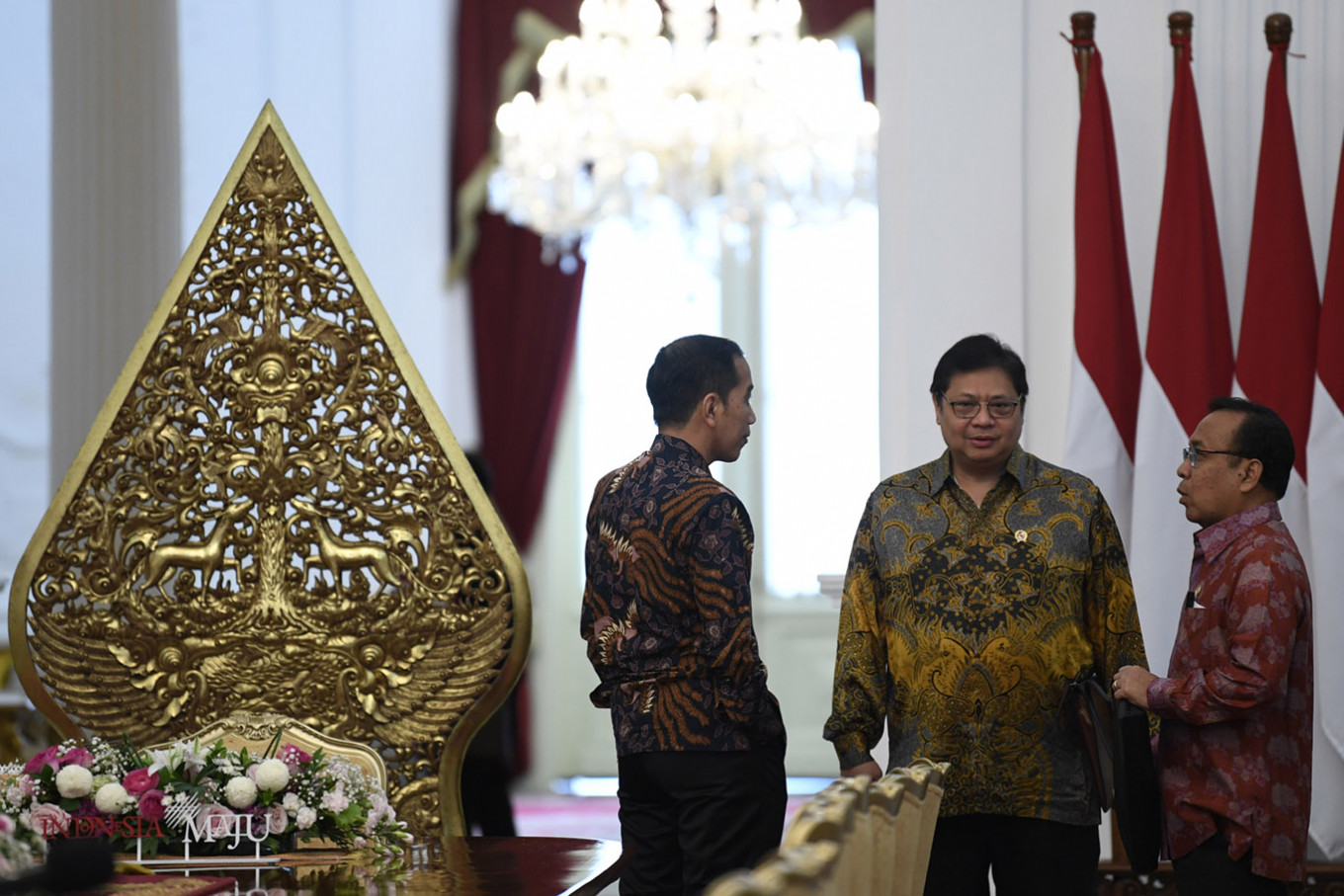 President Joko "Jokowi" Widodo (left) speaks to State Secretary Pratikno (right) and Coordinating Economic Affairs Minister Airlangga Hartarto on the sidelines of a diplomatic meeting at Merdeka Palace on Jan. 10. (Antara/Puspa Perwitasari)