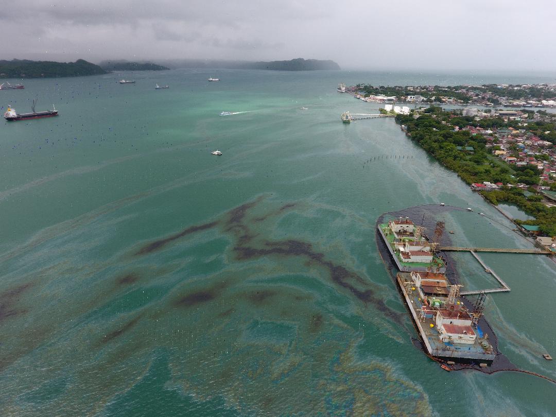 Leaked bunker fuel spreads from a damaged power barge off the coast of Iloilo City (Photo courtesy of Leo Solinap)