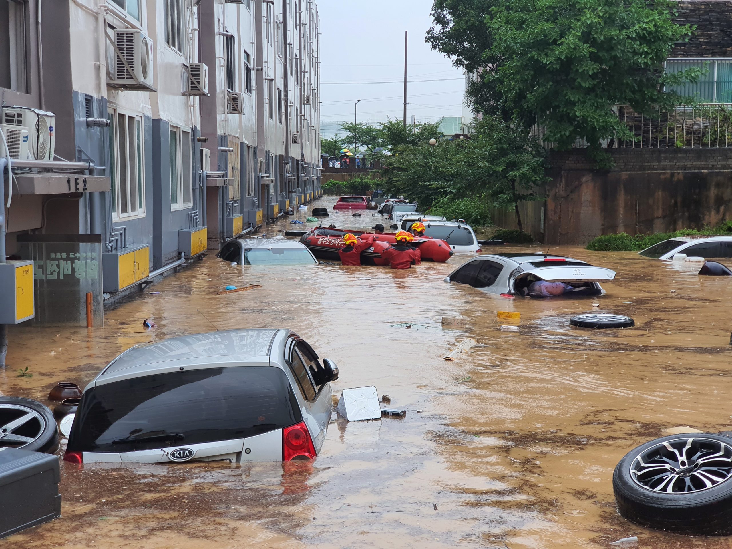 Thousands evacuate in S. Korea as heavy rains trigger flood, landslides |  Inquirer News