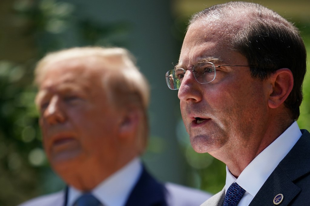 (FILES) In this file photo taken on May 15, 2020 shows US Secretary of Health and Human Services Alex Azar (R) speaking in the Rose Garden of the White House in Washington, DC as US President Donald Trump (L) looks on. - Azar, a senior member of US President Donald Trump's administration, landed in Taiwan on August 8, 2020 for Washington's highest level visit since switching diplomatic recognition to China in 1979, a trip Beijing has condemned. (Photo by MANDEL NGAN / AFP)