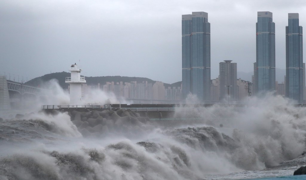 High waves batter the coastline as Typhoon Haishen approaches in the southeastern port city of Busan on September 7, 2020. - Powerful Typhoon Haishen approached South Korea on September 7 after slamming southern Japan with record winds and heavy rains that prompted evacuation warnings for millions. (Photo by - / YONHAP / AFP) / - South Korea OUT / REPUBLIC OF KOREA OUT  NO ARCHIVES  RESTRICTED TO SUBSCRIPTION USE