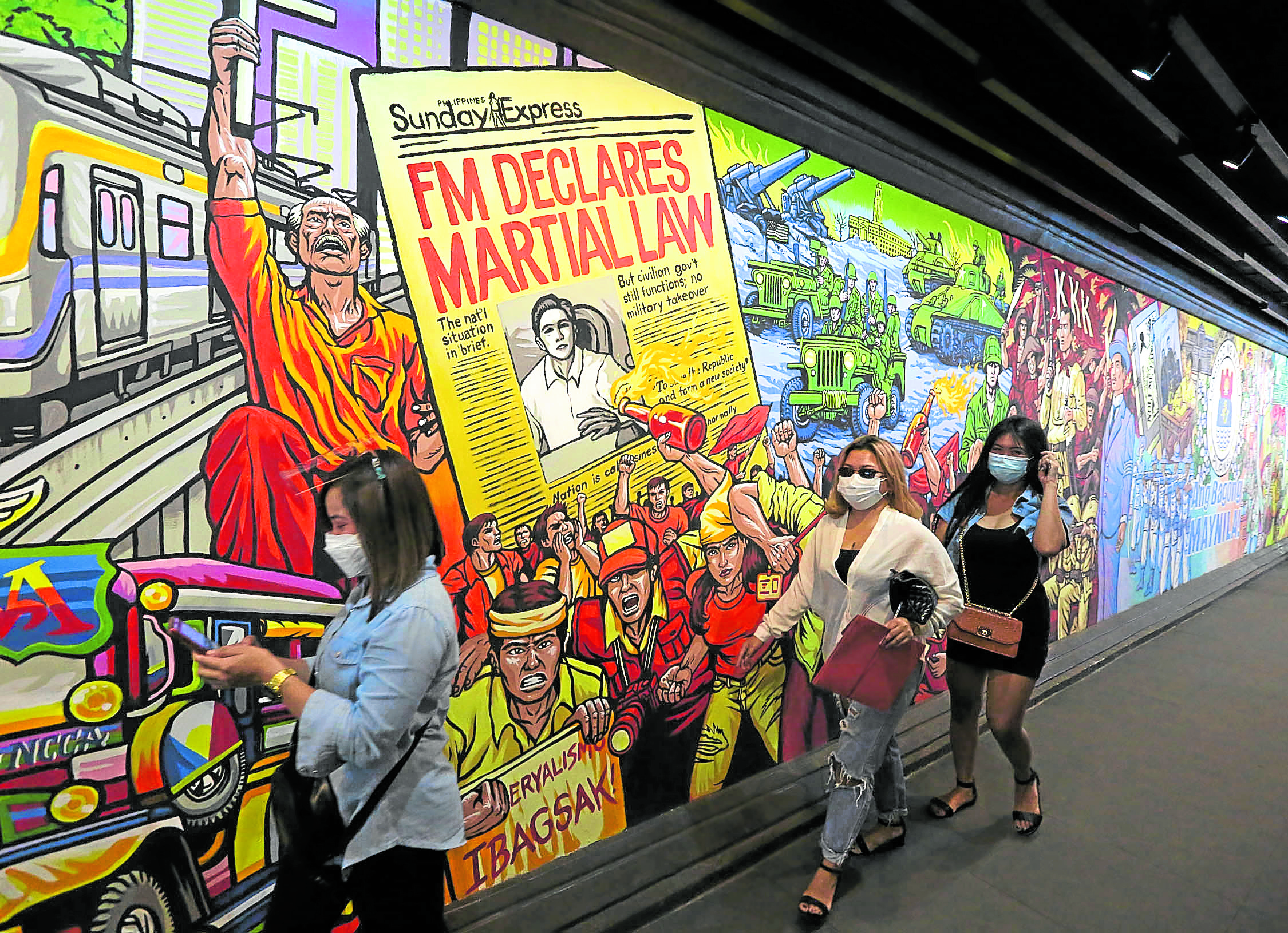 HISTORY WALK-THROUGH A mural depicting the Sept. 23, 1972, declaration of martial law and other historic events greets pedestrians at the newly spruced up Lagusnilad underpass in Manila. This week the country marks the 48th anniversary of the proclamation of military rule that enabled President Ferdinand Marcos to stay in power as dictator. —MARIANNE BERMUDEZ