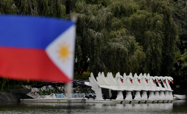 PARK PREPPING Boat operators at BurnhamPark have started preparing for the resumption of tourismactivities in Baguio City to ensure that health and safety protocols will be followed to protect both visitors and residents from COVID-19. —EV ESPIRITU