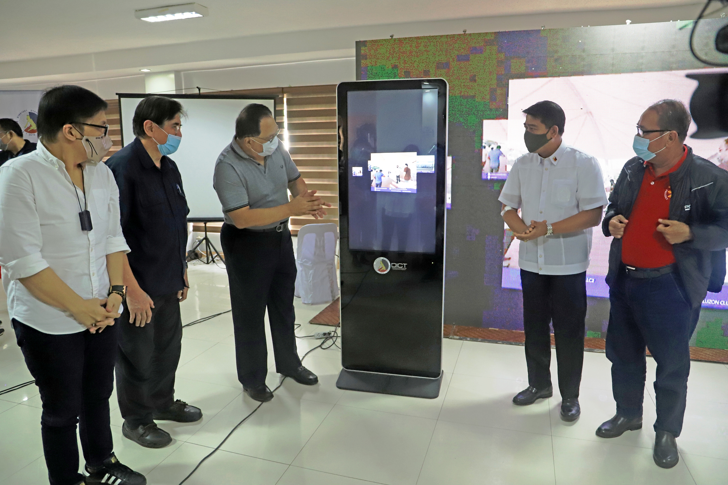 Officials of the Department of Information and Communications Technology (DICT) and Zambales province launch a free Wi-Fi program in Iba, Zambales on Tuesday (Sept. 29). The occasion was led by DICT Secretary Gregorio Honasan (second from left) and Gov. Hermogenes Ebdane (third from left). CONTRIBUTED PHOTO