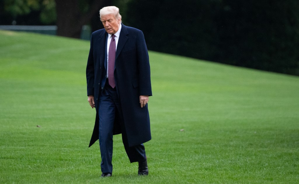 US President Donald Trump walks from Marine One after arriving on the South Lawn of the White House in Washington, DC, October 1, 2020, following campaign events in New Jersey. - White House Chief of Staff Mark Meadows said on October 1, 2020, that he was optimistic about a rapid recovery for the president as he confirmed that Trump has "mild symptoms" after testing positive for Covid-19. "The president and the First Lady... remain in good spirits," Meadows told reporters. (Photo by SAUL LOEB / AFP)