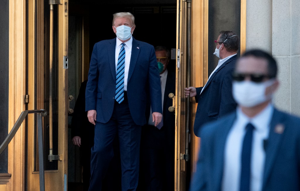 US President Donald Trump walks out of Walter Reed Medical Center in Bethesda, Maryland before heading to Marine One on October 5, 2020, to return to the White House after being discharged. - Trump announced he would be "back on the campaign trail soon", just before returning to the White House from a hospital where he was being treated for Covid-19. (Photo by SAUL LOEB / AFP)