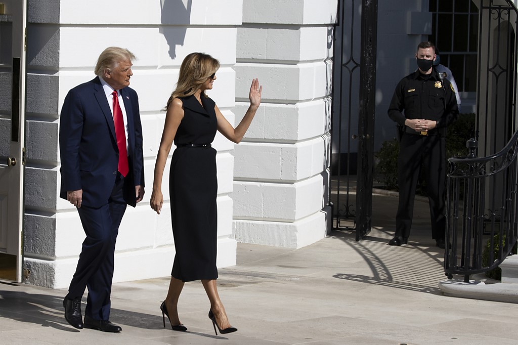 WASHINGTON, DC - OCTOBER 22: President Donald Trump and First Lady Melania Trump walk to the South Lawn to depart the White House on October 22, 2020 in Washington, DC. President Trump travels to Nashville, Tennessee for the final debate with Democratic presidential nominee Joe Biden. The Commission on Presidential Debates changed the format this time, muting of microphones to start each of Thursday's debate segments. Tasos Katopodis/Getty Images/AFP