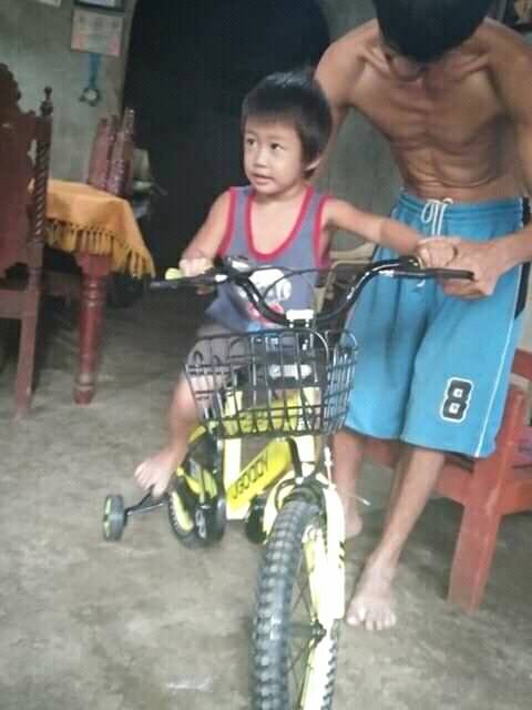 Boy with improvised bicycle made by dad gets a real one, gifts from good samaritans