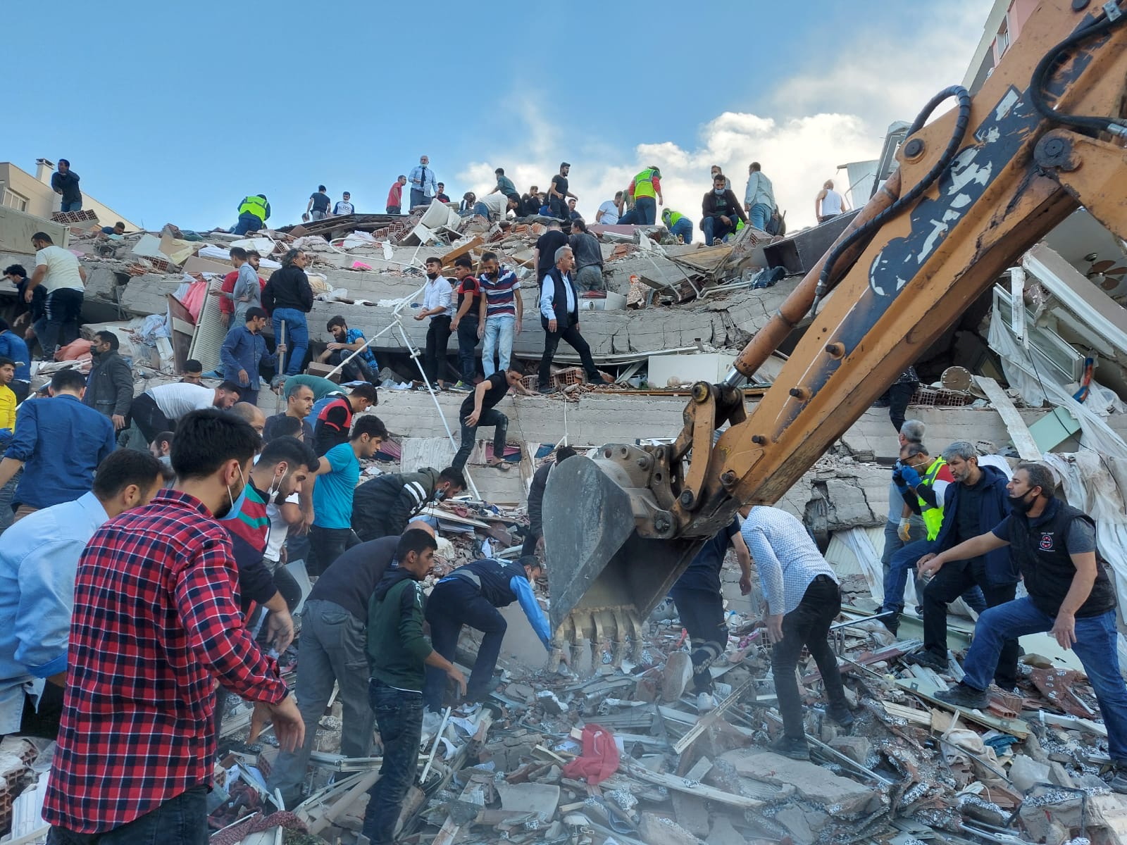Locals and officials search for survivors at a collapsed building after a strong earthquake struck the Aegean Sea on Friday and was felt in both Greece and Turkey, where some buildings collapsed in the coastal province of Izmir, Turkey, October 30, 2020. REUTERS/Tuncay Dersinlioglu