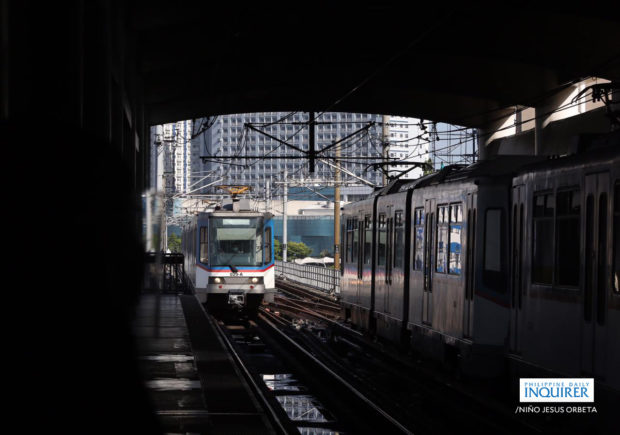 MRT 3 station. STORY: Woman jumps onto MRT tracks