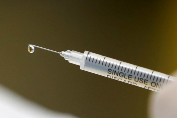 syringe cover-19 vaccine