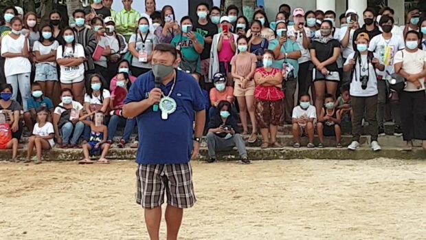 ** for t1129vis2 ** NOVEMBER 28, 2020 Physical distancing neglected by the crowd while listening to Presidential Spokesperson Harry Roque in Madridejos town on Bantayan Island on Friday, November 27. (DALE ISRAEL/INQUIRER VISAYAS)
