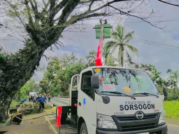 Sorsogon 'clearing teams' deployed to make Albay roads accessible