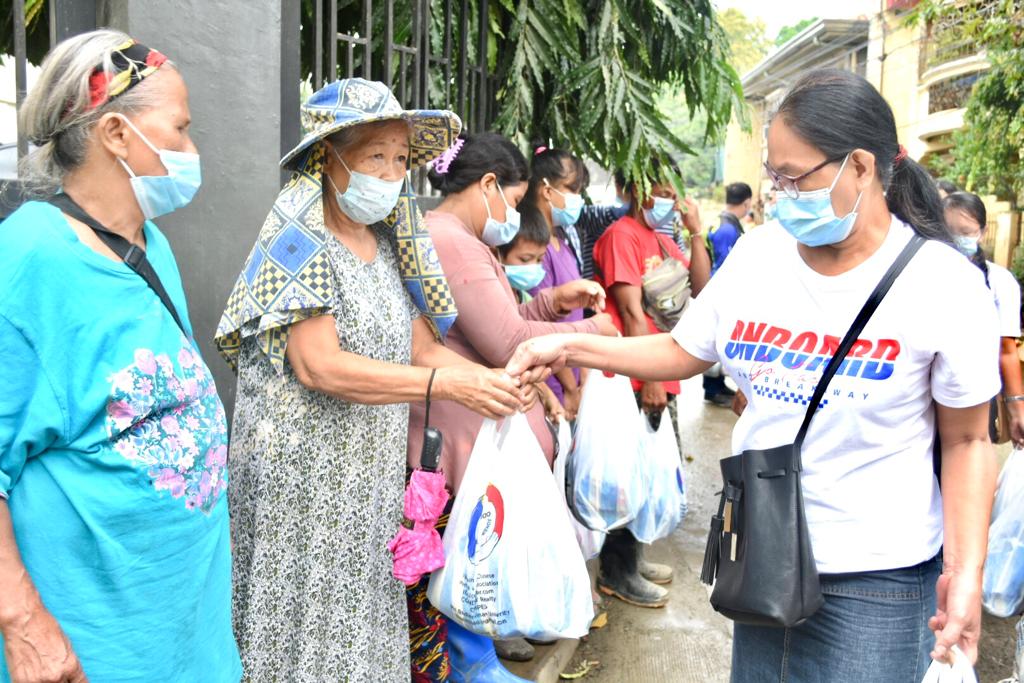 Religious groups and members of the Chinese-Filipino community distribute relief goods to families affected by Typhoon Ulysses in Rodriguez, Rizal on Saturday, Nov. 28, 2020. Image: INQUIRER.net/Noy Morcoso