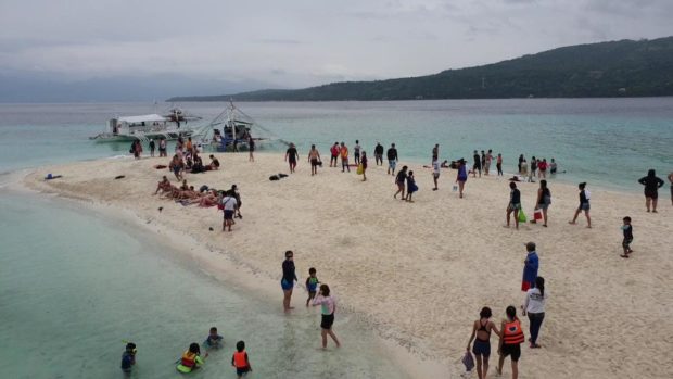 Tourists spend time on Sumilon Island, south Cebu before the COVID-19 pandemic. STORY: PH, tourist spots nominated at World Travel Awards
