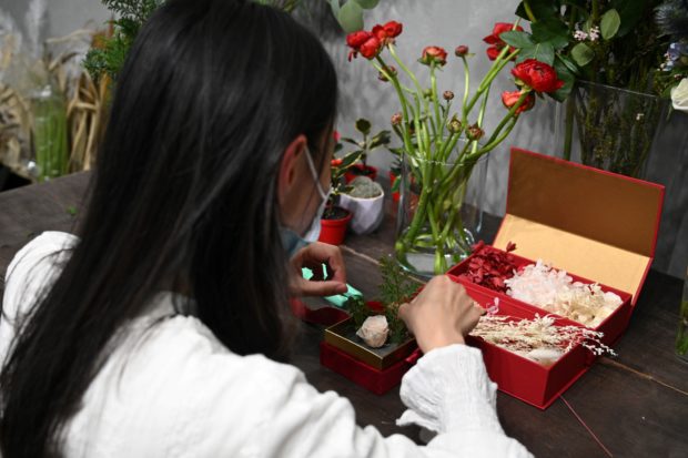 Hong Kong florist helps prisoners send Christmas gifts