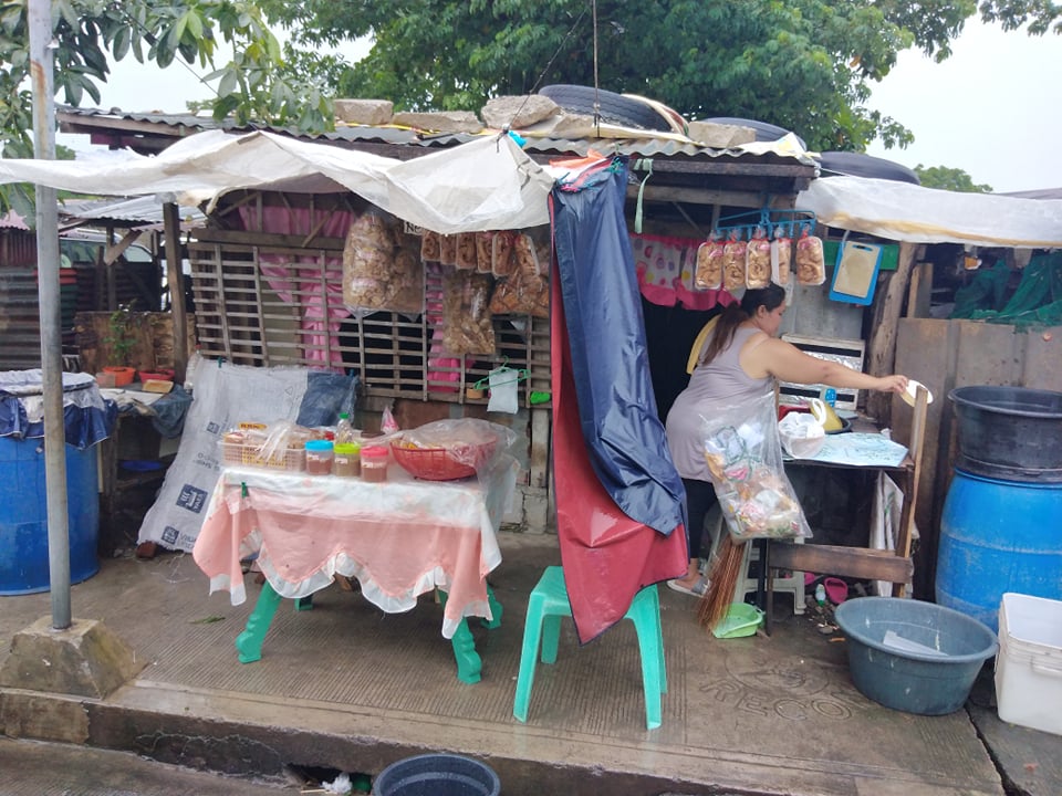 Deliveryman moonlighting as ‘chicharon’ vendor to make extra money amid pandemic
