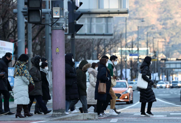South Koreans wearing thick jackets seoul winter