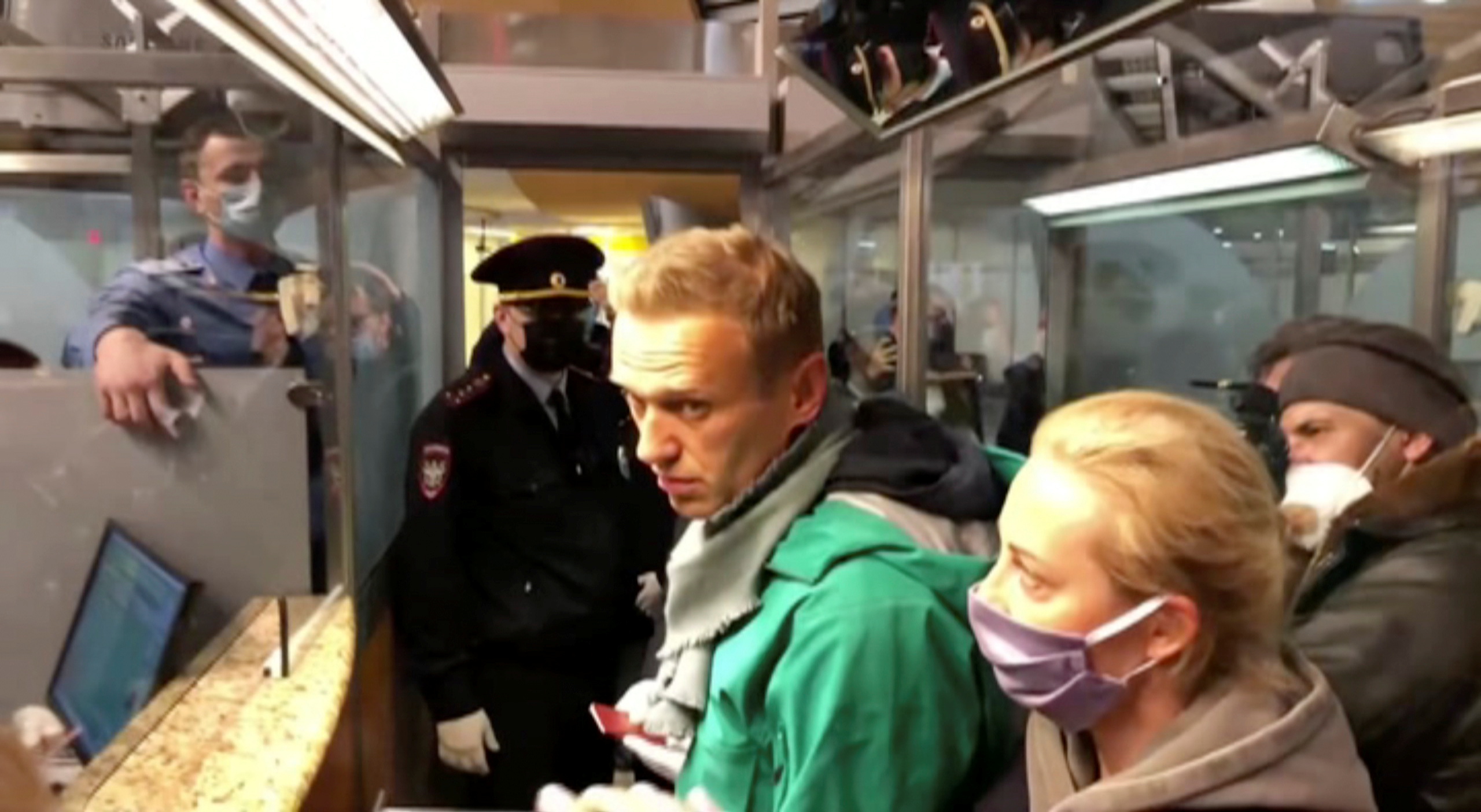 Сколько было навальному на момент смерти. Навальный арест в Шереметьево.