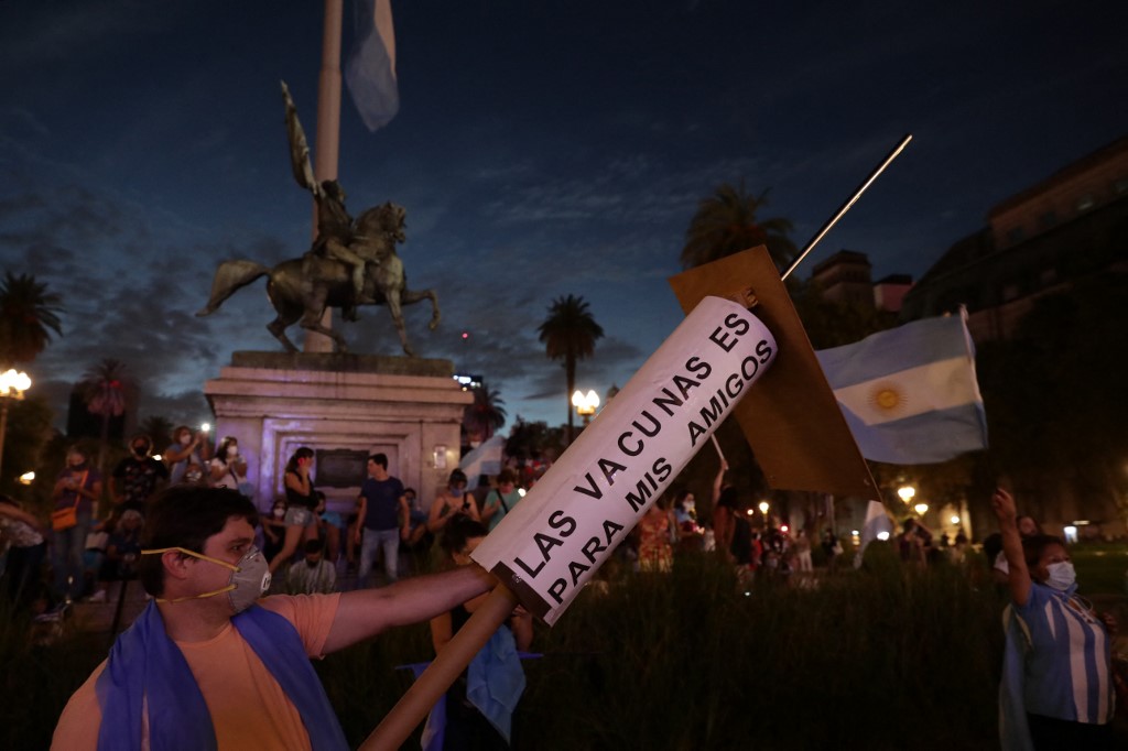 People protest against the government of President Alberto Fernandez, following a scandal over coronavirus vaccine queue-jumping that forced his health minister to resign, in front of the Casa Rosada presidencial palace in Buenos Aires, on February 27, 2021. - Argentina's President Alberto Fernandez said Tuesday that no crime had been committed after Health Minster Gines Gonzales Garcia was caught helping friends skip the line for Covid-19 vaccinations. (Photo by ALEJANDRO PAGNI / AFP)