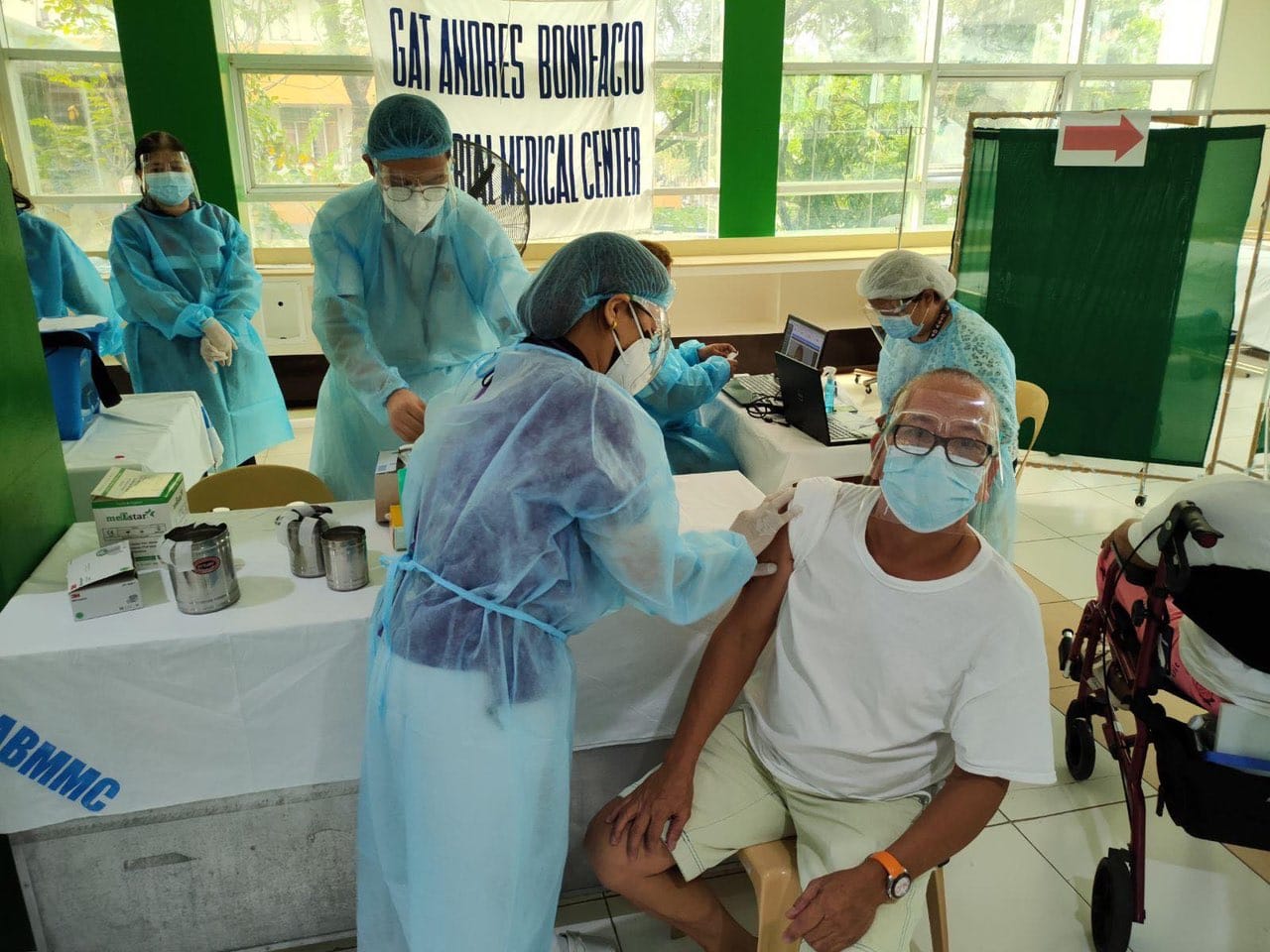 Seniors on dialysis treatment at Manila City hospital get COVID-19 shot