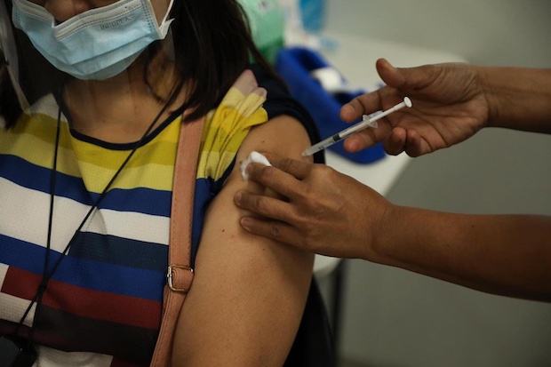 Taguig health worker gets vaccinated