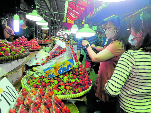 BAGUIO ‘PASALUBONG’ Fresh strawberries are among the popular “pasalubong” (gift) items that tourists buy at Baguio City’s public market. —EV ESPIRITU
