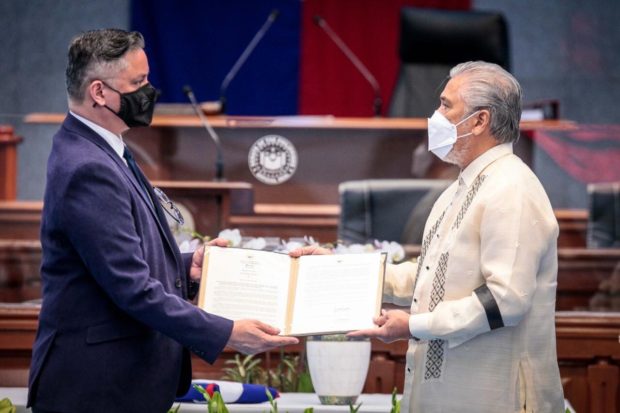 SOTTO HANDS OVER RESO TO OSMEÑA FAMILY: Senate President Vicente Sotto III (2nd, right) hands over Senate Resolution No. 85 to the son of former Sen. John Henry Osmeña, John Henry Gregory, expressing the Senate’s profound sympathy and condolences on the death of his father who passed away last month at the age of 86. John O, as he was popularly known at the Senate, was dubbed the "Lone Ranger" for his “independent mindedness and fearless stance despite overwhelming odds.” Also in photo is Senate Secretary Myra Marie Villarica (right). 