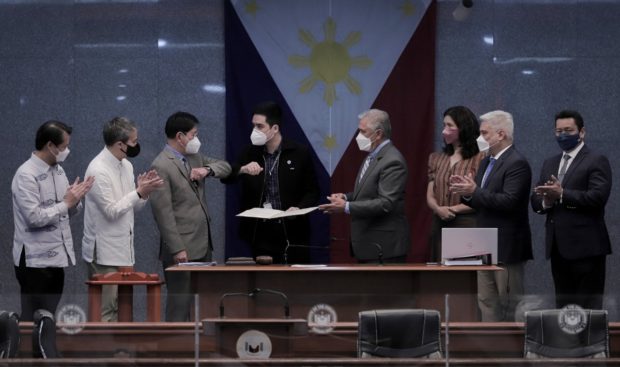 SENATE HONORS VICO SOTTO: The Senate adopts a resolution commending and congratulating Pasig City Mayor Victor Ma. Regis “Vico” Sotto (center) for being recognized by the United States Department of State as one of its international anti-corruption champions. Proposed Senate Resolution No. (PSR) 659, taking into consideration PSR 660, was adopted by senators during its hybrid plenary session Monday, March 1, 2021. Photo shows Senate President Vicente C. Sotto III (5th from left) and Majority Leader Juan Miguel “Migz” F. Zubiri (7th from left). They were joined by (from left) Sens. Win Gatchalian, Joel Villanueva, Panfilo “Ping” M. Lacson, Pia S. Cayetano and Manuel “Lito” Lapid.