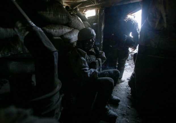 Ukrainian servicemen stand in position on the front line with Russia-backed separatists in Donetsk region on February 16, 2021. - Ukraine has been fighting separatists backed by Russia in the Donetsk and Lugansk regions in eastern Ukraine since 2014 following Moscow's annexation of the Crimean peninsula. Since then, more than 13,000 people have died and nearly 1.5 million have been displaced. (Photo by Anatolii STEPANOV / AFP)