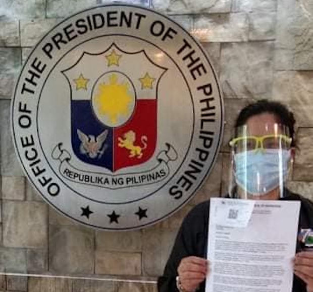  Health worker with letter to Duterte