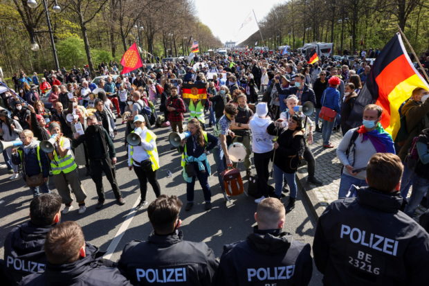 Hundreds rally against German COVID-19 lockdown law