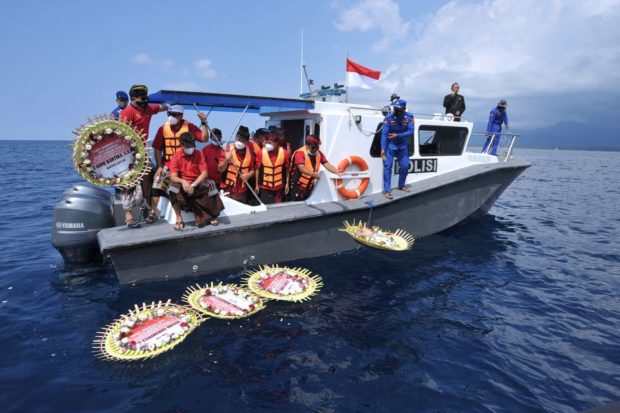 Indonesia pledges new homes for relatives of doomed submariners