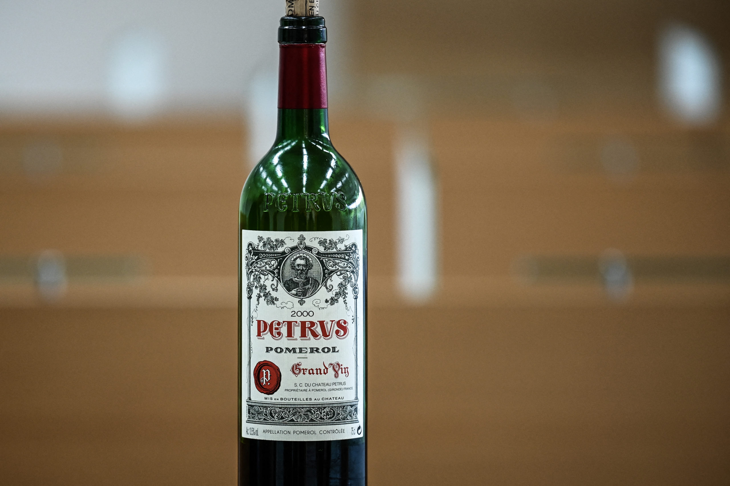 Самое первое вино. Петрюс вино. Вино за 1 миллион. Бутылка Petrus. Винодельня космос.