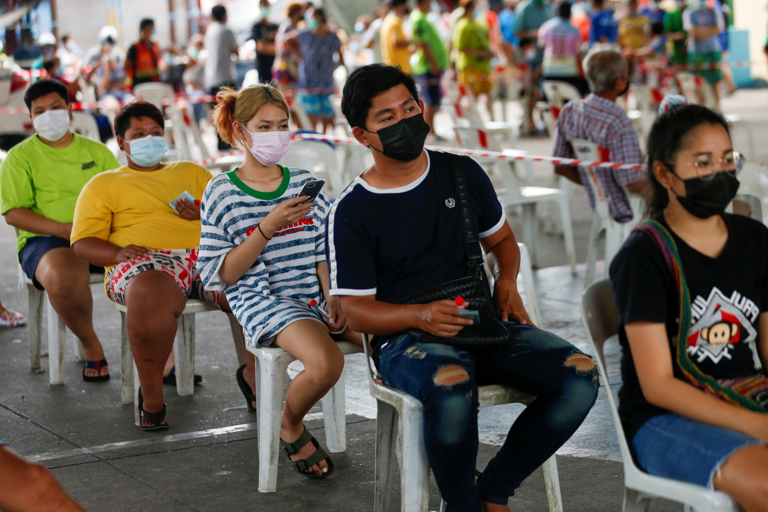 People from Klong Toey community line up for coronavirus disease (COVID-19) test, in Bangkok, Thailand, May 4, 2021. REUTERS/Soe Zeya Tun Thailand vaccination drive covid-19