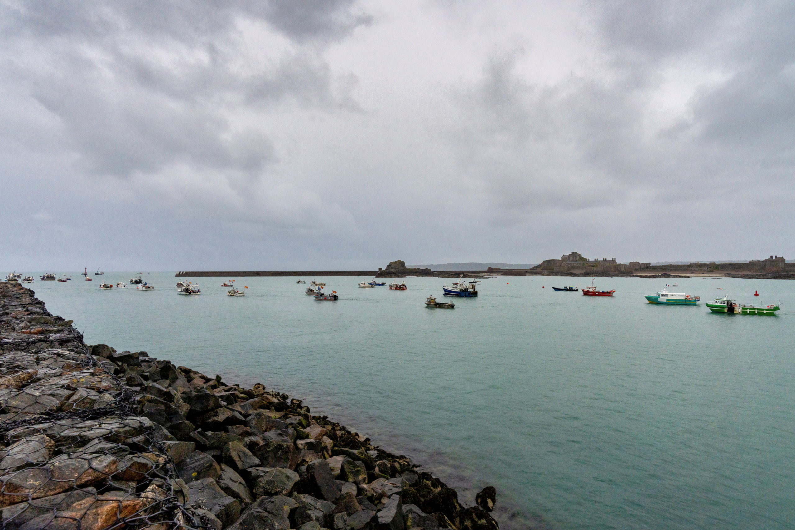 Остров джерси взрыв. Рыбаки с острова джерси. Рыболовство в нормандских островах. Main port