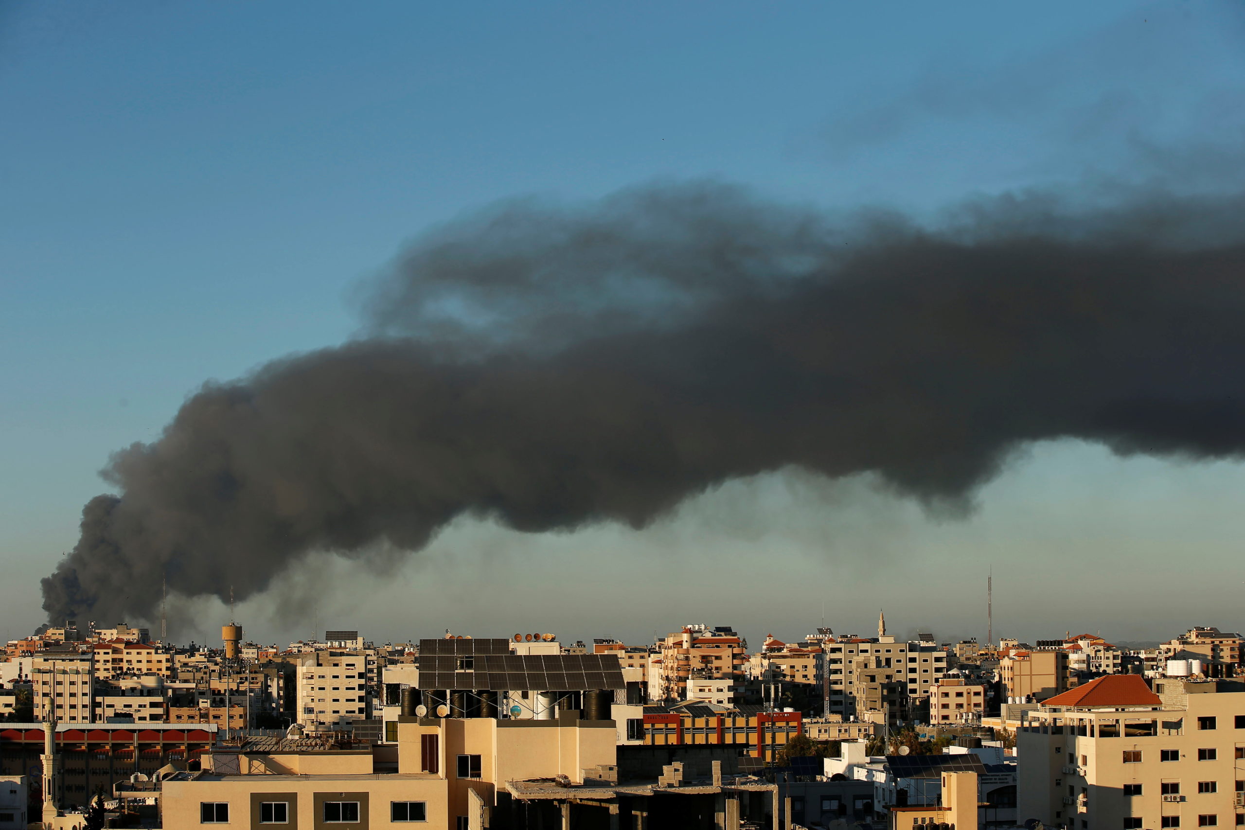 Smoke rises amid a flare-up of Israeli-Palestinian violence, in Gaza May 15, 2021. REUTERS/Suhaib Salem